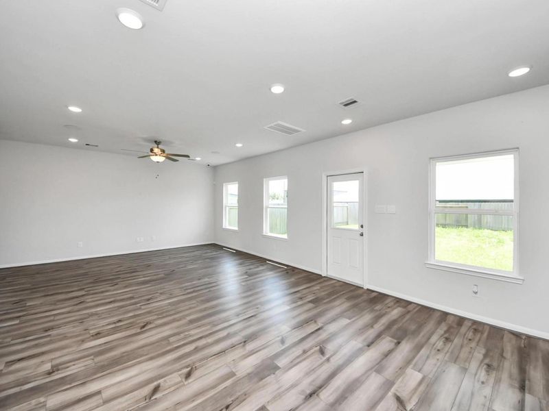 Spacious, unfurnished interior of a new home in Hill & Dale Ranch, Splendora (Image 21).