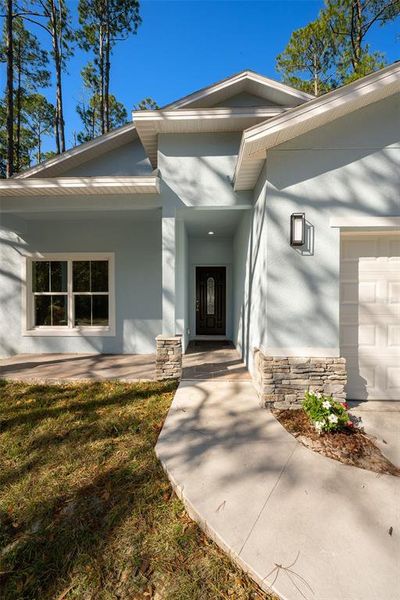 Exterior details and patio area of a home in , Deland (Image 4).