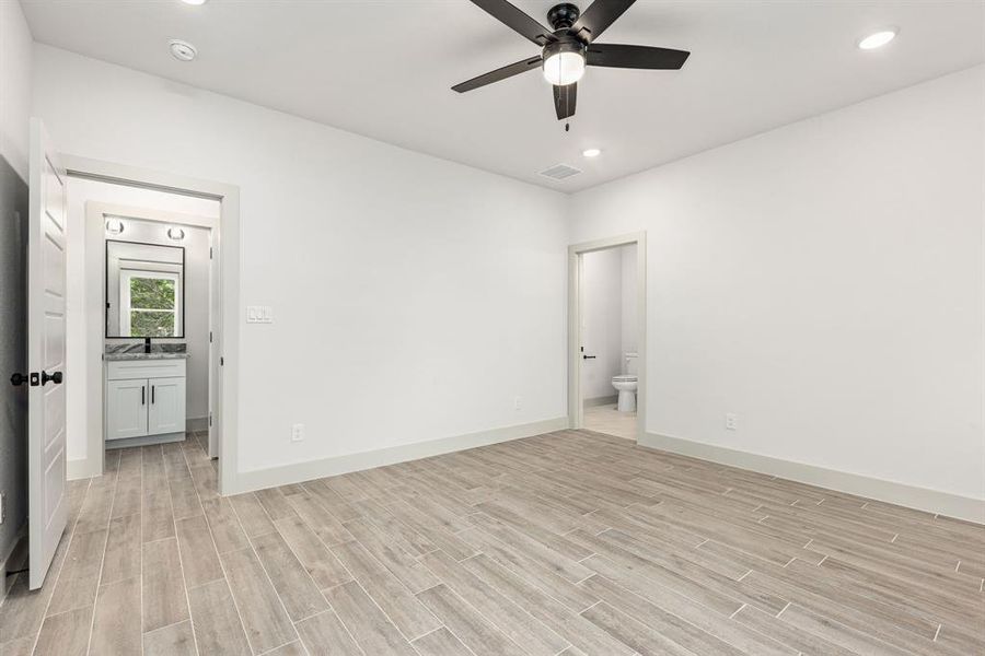 Spacious, unfurnished interior of a new home in Canyon Creek, Granbury (Image 19).