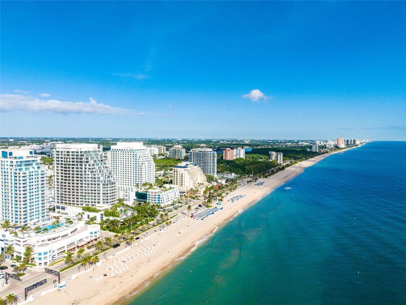 Condo located in Fort Lauderdale, FL showcasing its design and architecture (Image 3).