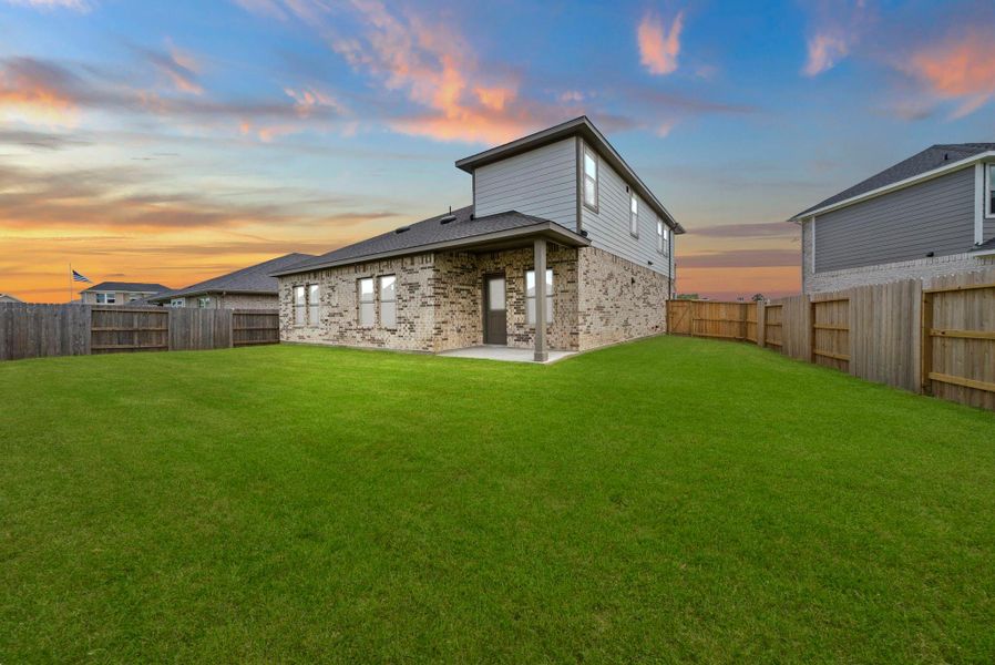 Exterior details and patio area of a home in Laurel Landing, Alvin (Image 3).
