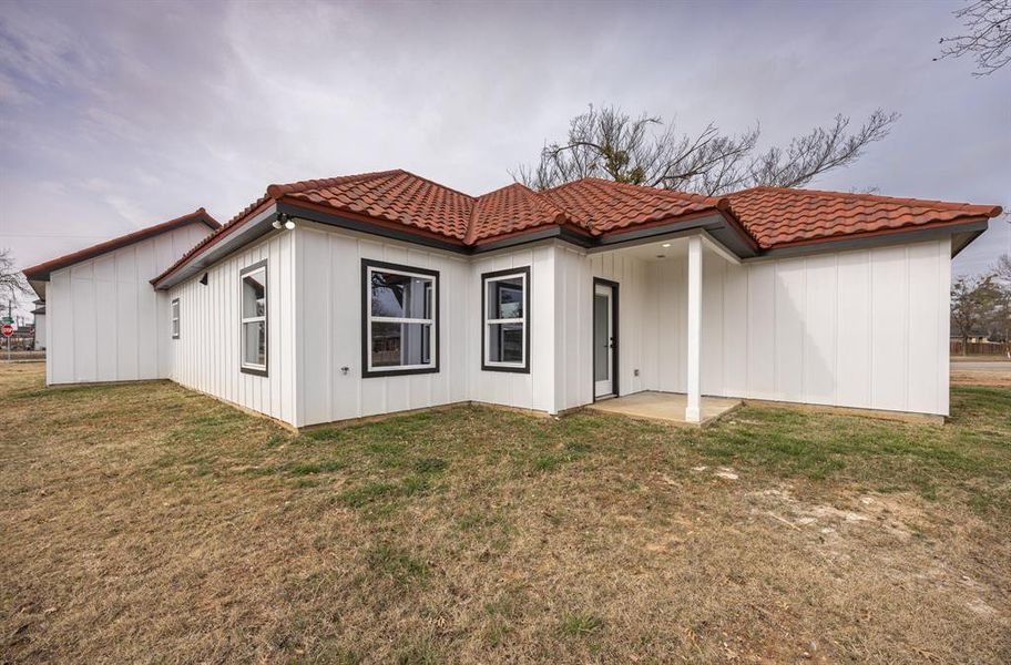 Exterior details and patio area of a home in , Cleburne (Image 30).