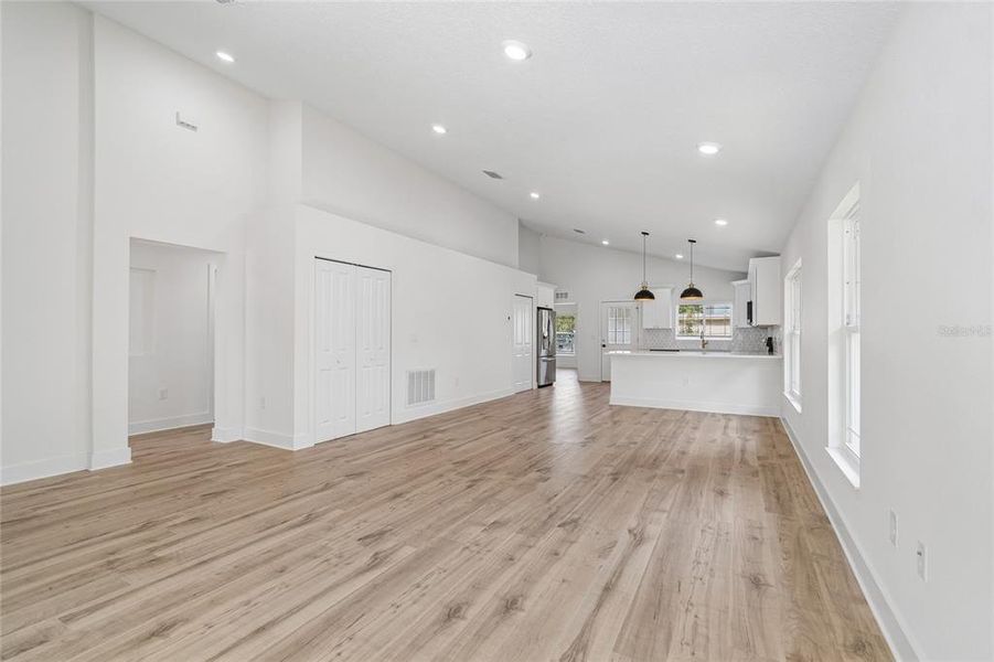 Spacious, unfurnished interior of a new home in , St. Petersburg (Image 26).
