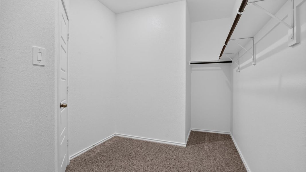 Spacious, unfurnished interior of a new home in Saratoga, Granbury (Image 20).
