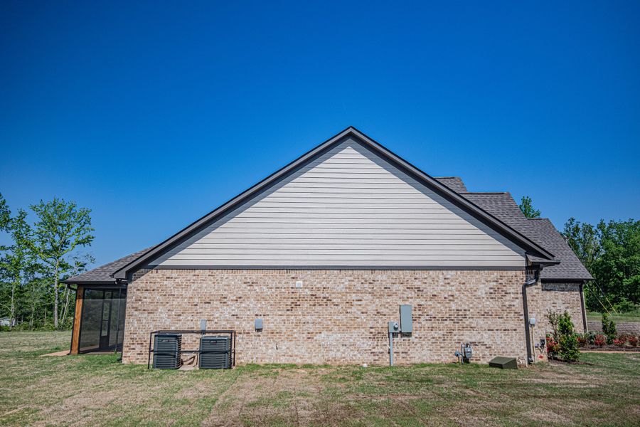 Representative exterior details of a home built from the Willow by Grant & Co in Manor at Hall Creek, Arlington (Image 39).