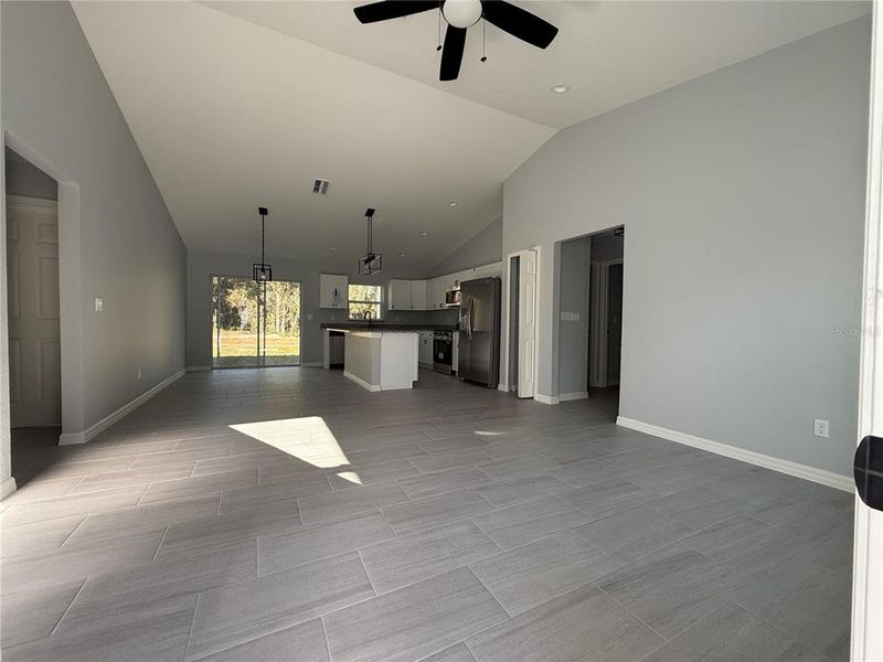 Spacious, unfurnished interior of a new home in , Dunnellon (Image 6).