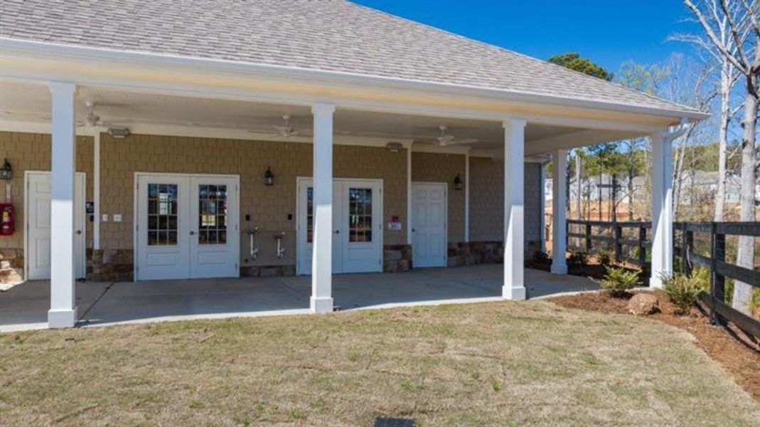 Exterior details and patio area of a home in Thompson Ridge, Dallas (Image 4).