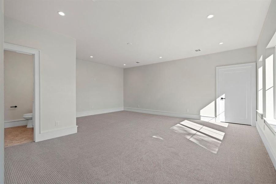 Spacious, unfurnished interior of a new home in , Dallas (Image 19).