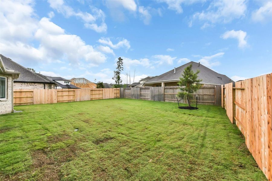Exterior details and patio area of a home in Evergreen 55', Conroe (Image 28).