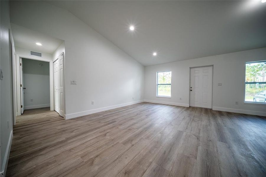 Spacious, unfurnished interior of a new home in , Port Charlotte (Image 12).