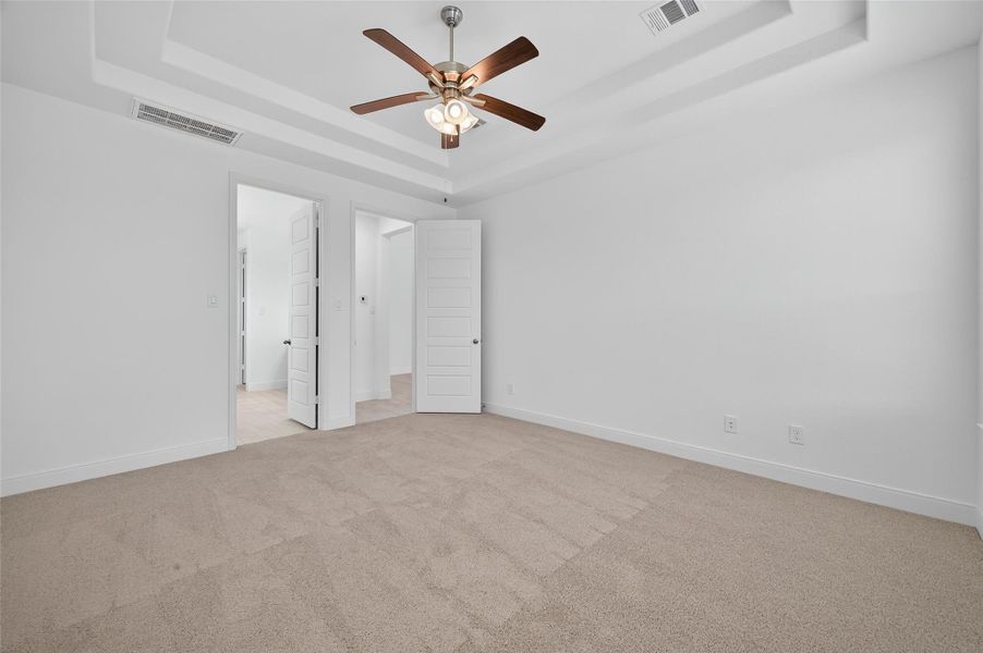 Spacious, unfurnished interior of a new home in Lago Mar, La Marque (Image 30).