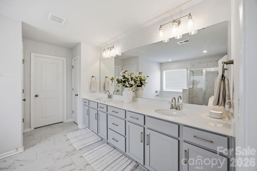 Luxurious primary bath