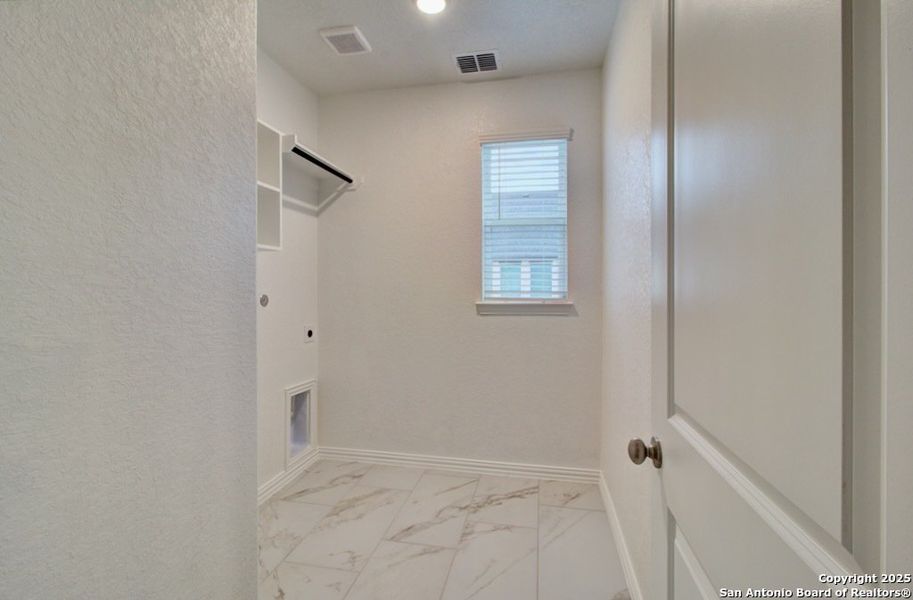 Spacious, unfurnished interior of a new home in Meyer Ranch - Enclave, New Braunfels (Image 32).