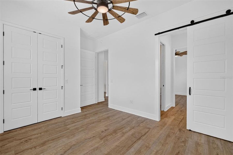 Spacious, unfurnished interior of a new home in , The Villages (Image 25).