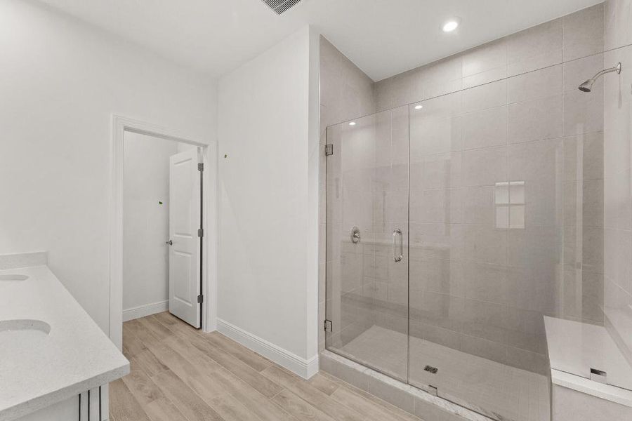 US_SEF_GLORIOSA_LOT 65_owners bath