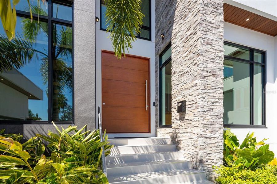 Exterior details and patio area of a home in , St. Petersburg (Image 20).