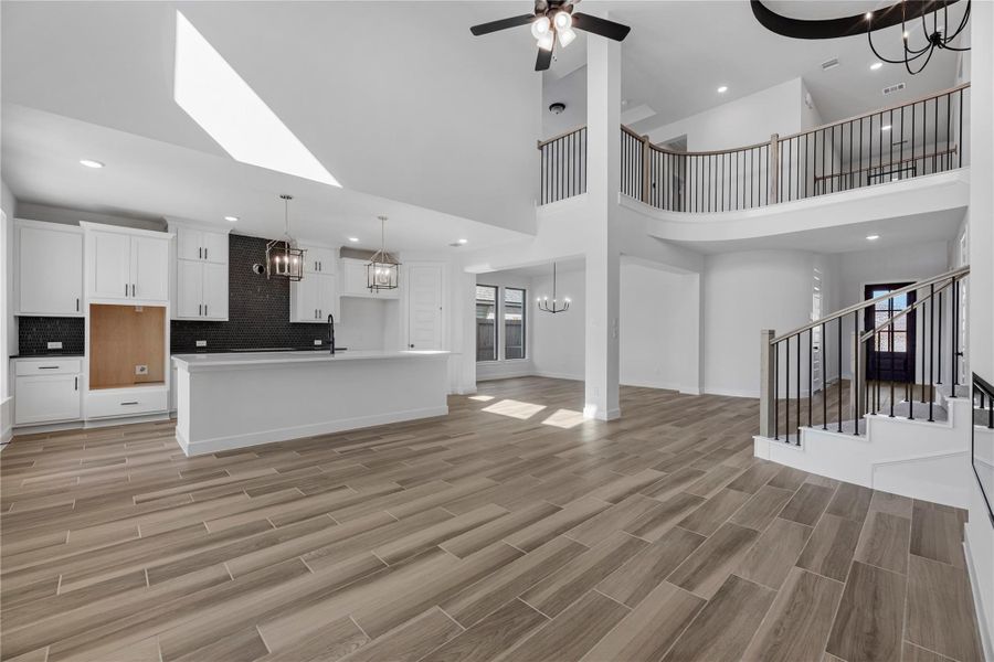 Representative image. Features, selections and colors may vary.