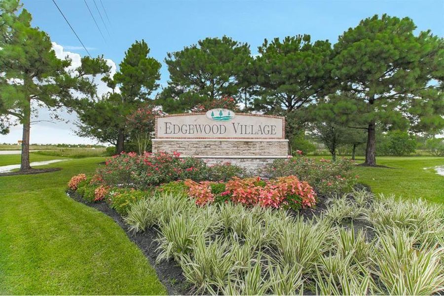 Edgewood Village -  Popular restaurants and shopping are moments away, amidst nature parks. With easy access to Hwy 90, Bush Intercontinental Airport, and Downtown Houston, convenience is at your fingertips. Lake life enthusiasts, this community is a short distance to outdoor water adventures such as Lake Houston and Deussen park.