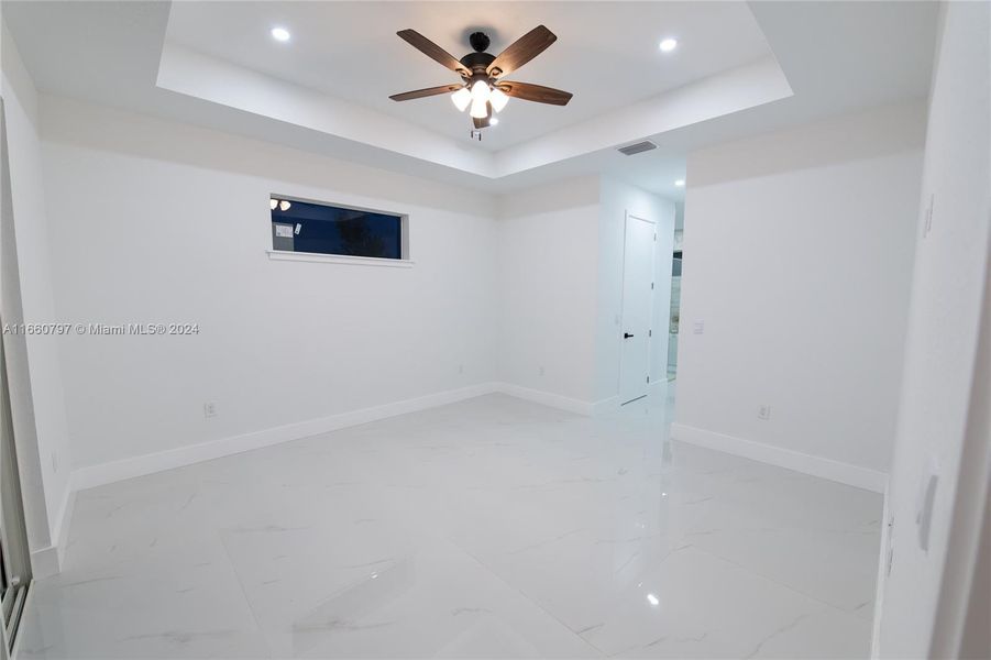 Spacious, unfurnished interior of a new home in , Cape Coral (Image 21).