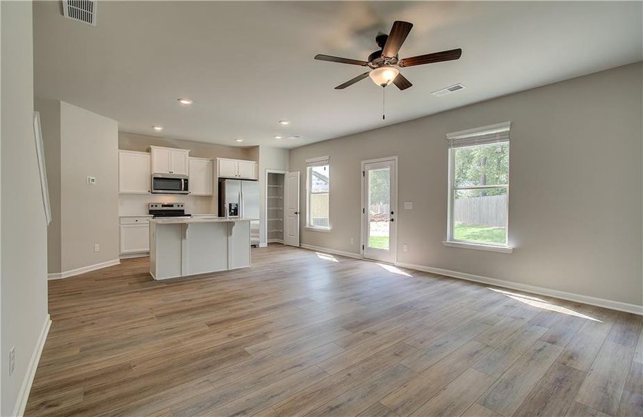 Spacious, unfurnished interior of a new home in Towne Center, Hampton (Image 23).