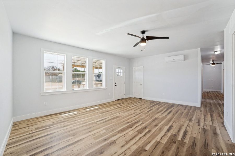 Spacious, unfurnished interior of a new home in , Bandera (Image 24).