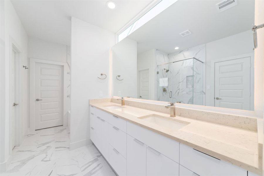 Furnished interior view inside a new home in Alicante, Houston (Image 18).