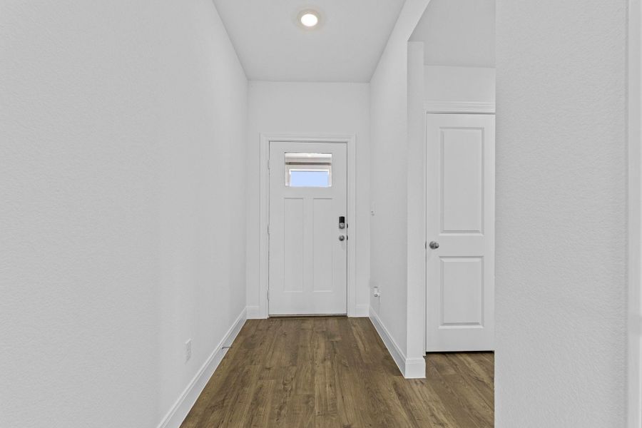 Spacious, unfurnished interior of a new home in Railhead, Cedar Creek (Image 18).