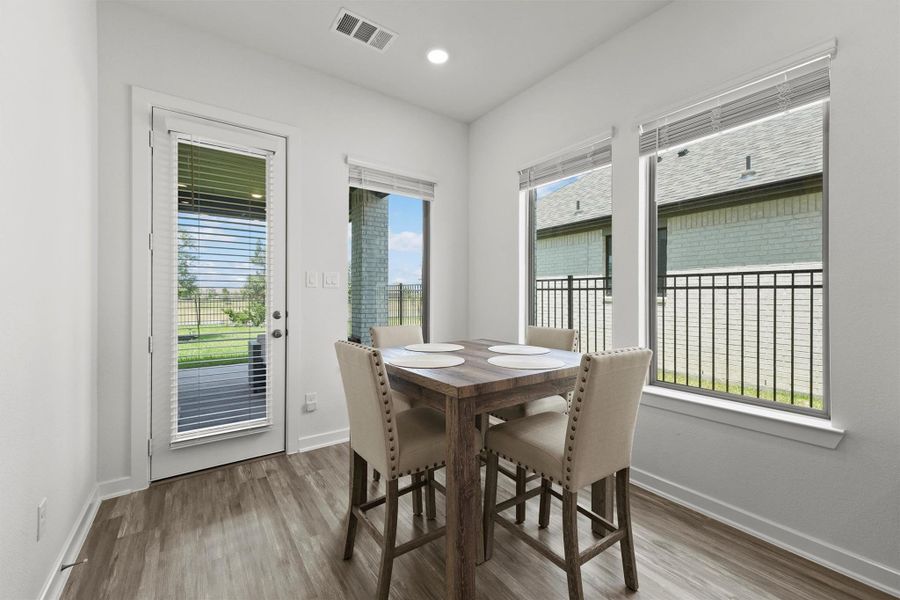 Dinning room. Dinning room.