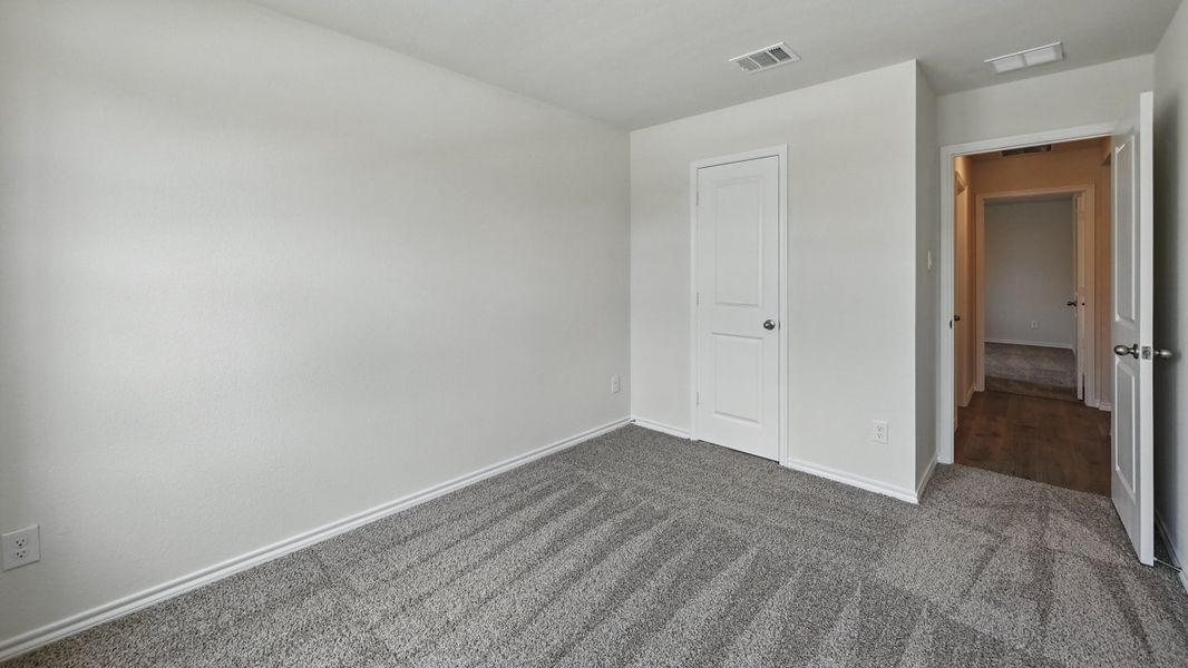 Spacious, unfurnished interior of a new home in Saddlebrook, Waxahachie (Image 9).