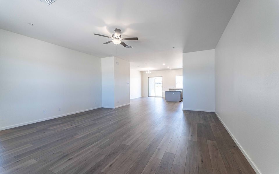 Spacious, unfurnished interior of a new home in Heritage Pointe, Chino Valley (Image 10).