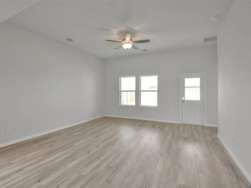 Spacious, unfurnished interior of a new home in River Ranch Meadows, Dayton (Image 19).