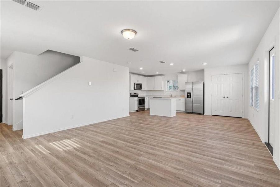 Spacious, unfurnished interior of a new home in Lake Meadow, Princeton (Image 20).