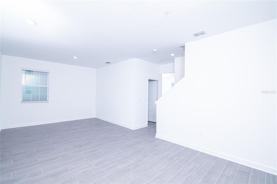 Spacious, unfurnished interior of a new home in , Orlando (Image 31).