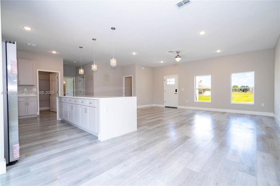 Spacious, unfurnished interior of a new home in , Sebring (Image 47).