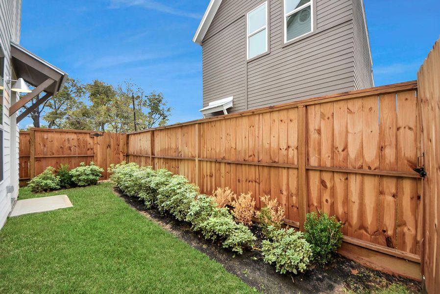 Exterior details and patio area of a home in Carver Landing, Houston (Image 27).