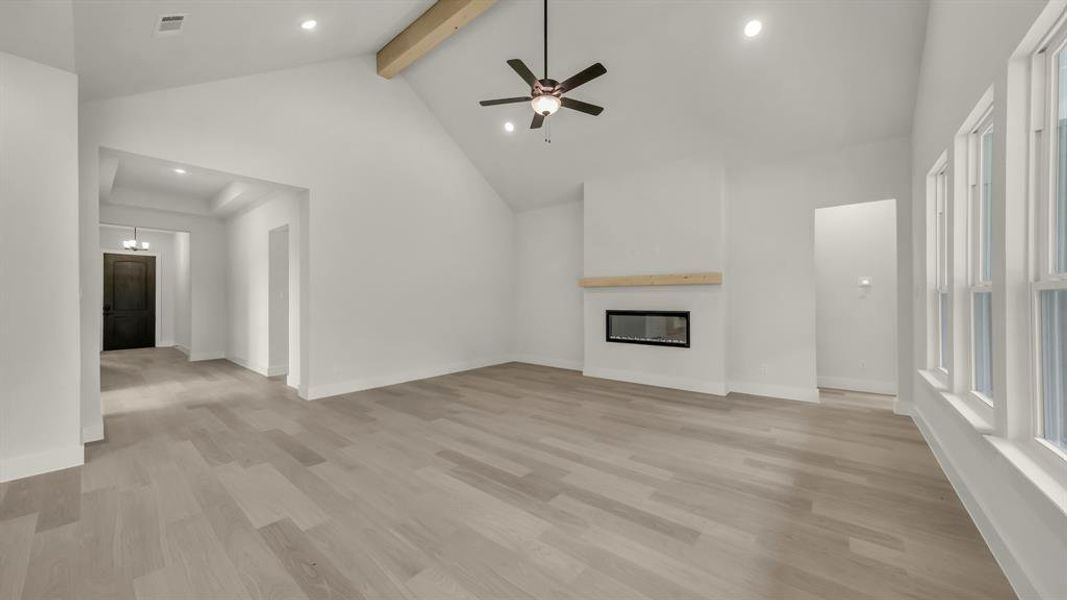 Spacious, unfurnished interior of a new home in Freeman Ranch, Weatherford (Image 24).