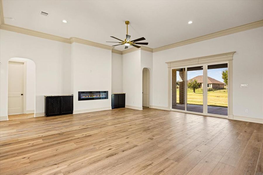 Spacious, unfurnished interior of a new home in Pecan Plantation, Granbury (Image 32).
