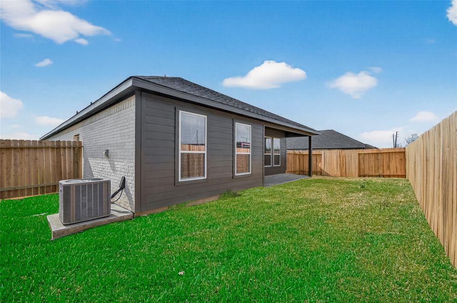 Exterior details and patio area of a home in Rollingbrook Estates, Baytown (Image 29).