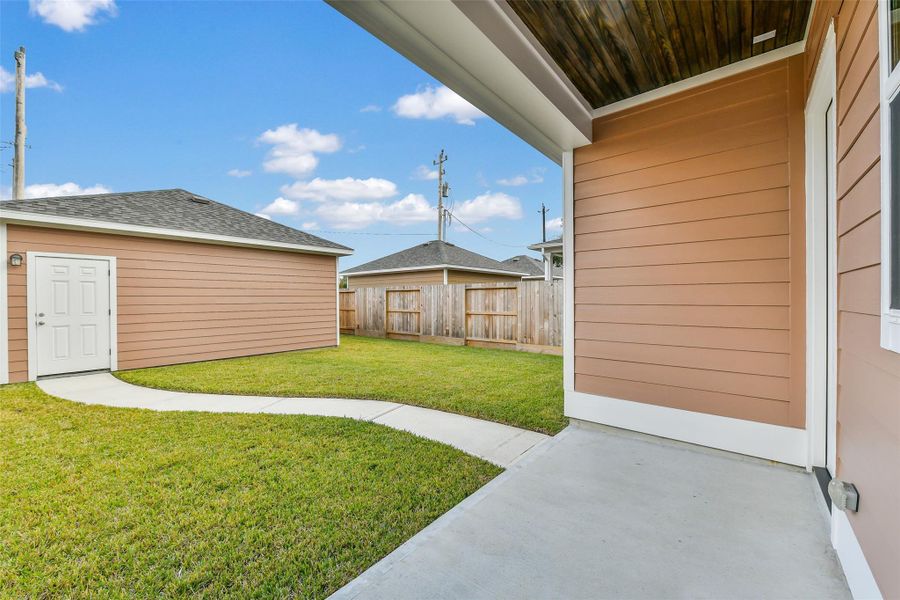 Exterior details and patio area of a home in Pearland Old Townsite, Pearland (Image 17).