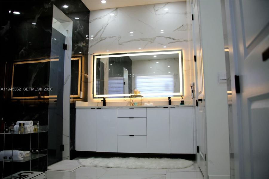 Furnished interior view inside a new home in , Cape Coral (Image 16).