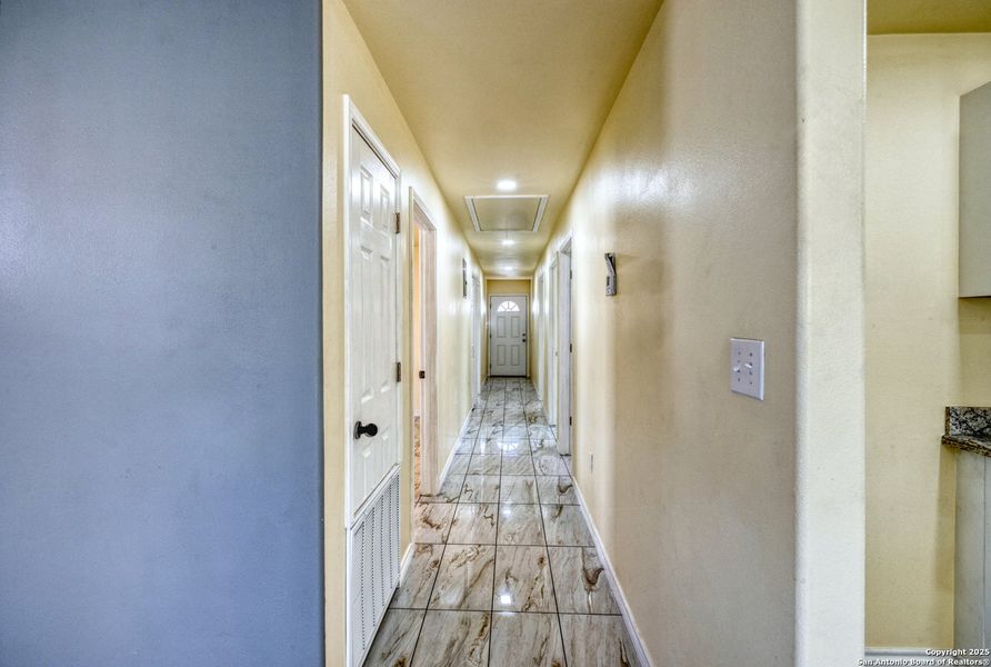 Spacious, unfurnished interior of a new home in , Uvalde (Image 22).