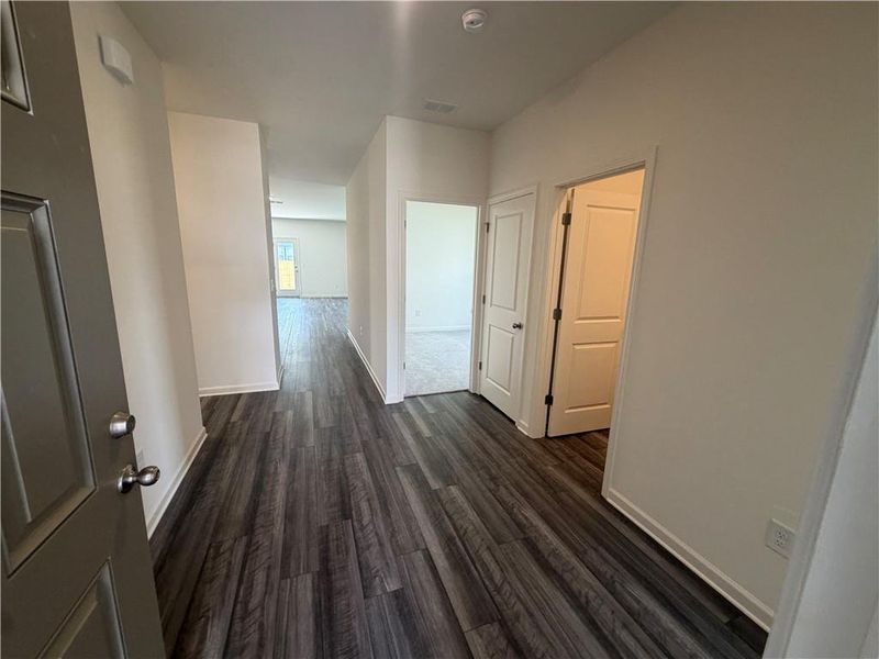 Spacious, unfurnished interior of a new home in Mt. Tabor Ridge, Dallas (Image 10).