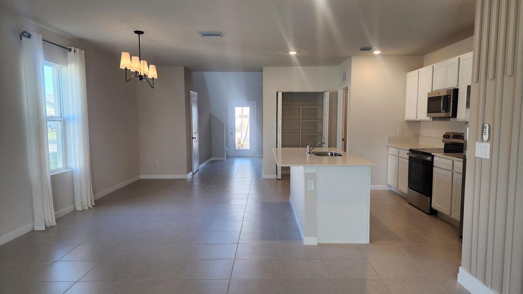 Spacious, unfurnished interior of a new home in , Fort Pierce (Image 13).