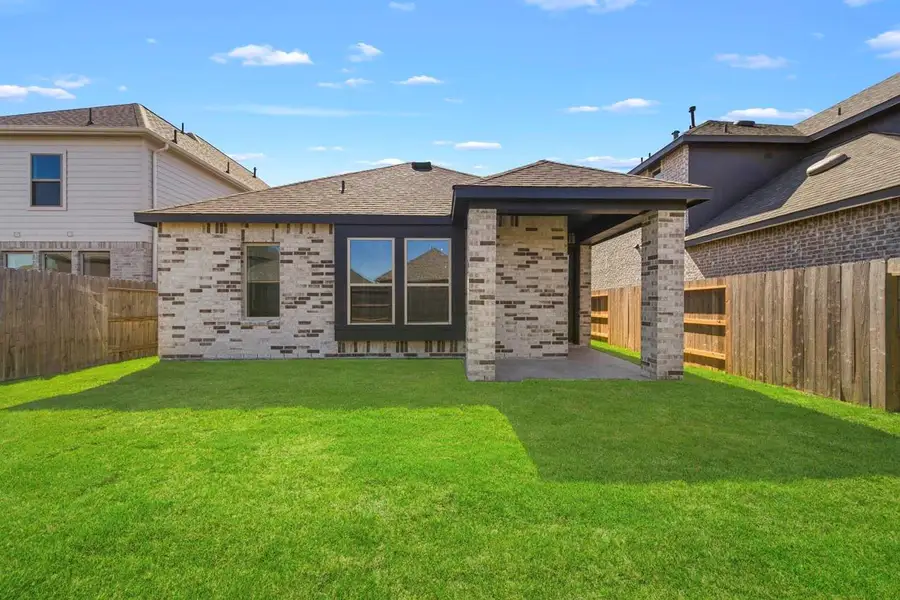 Exterior details and patio area of a home in Brookewater, Rosenberg (Image 3).