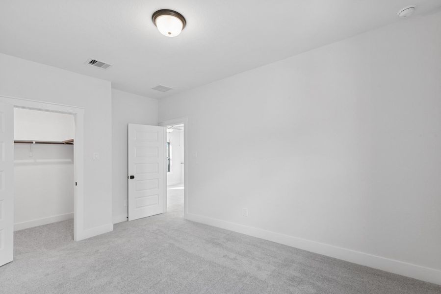 Spacious, unfurnished interior of a new home in The Highlands 40', Porter (Image 28).