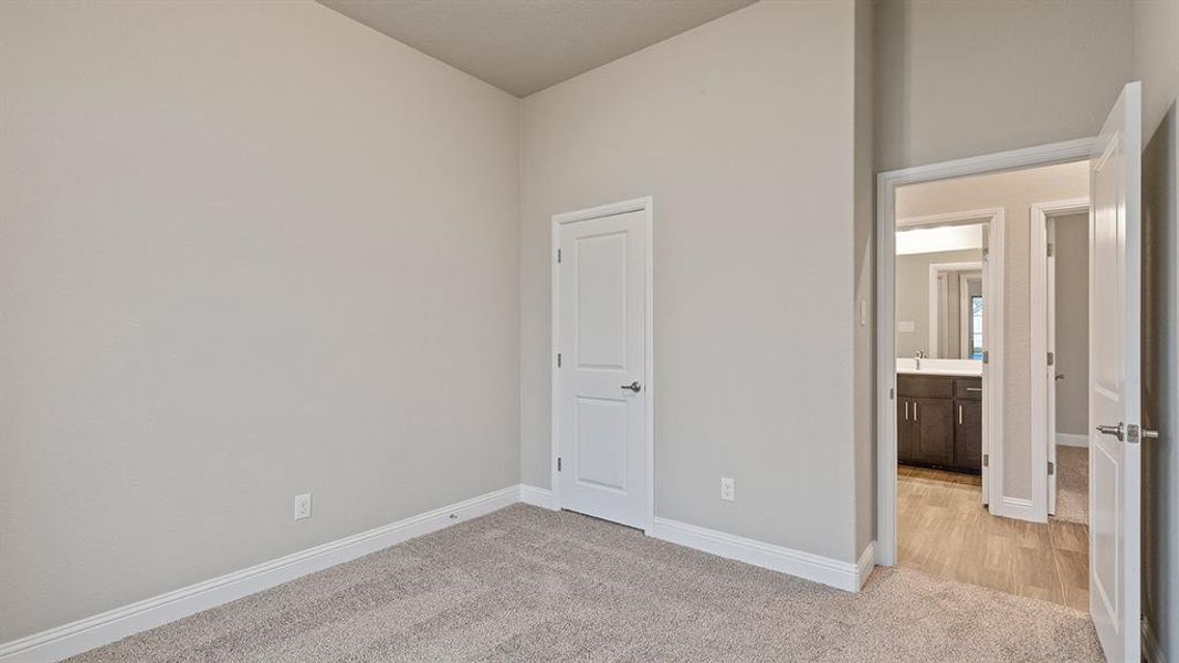 Spacious, unfurnished interior of a new home in Lakeview Pointe, Grand Prairie (Image 16).