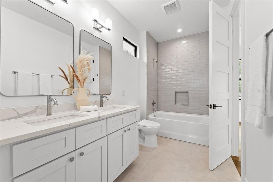 Furnished interior view inside a new home in , Orlando (Image 51).