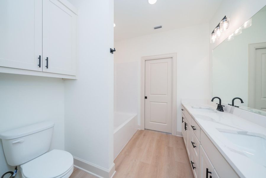 Furnished interior view inside a new home in , Kilgore (Image 5).