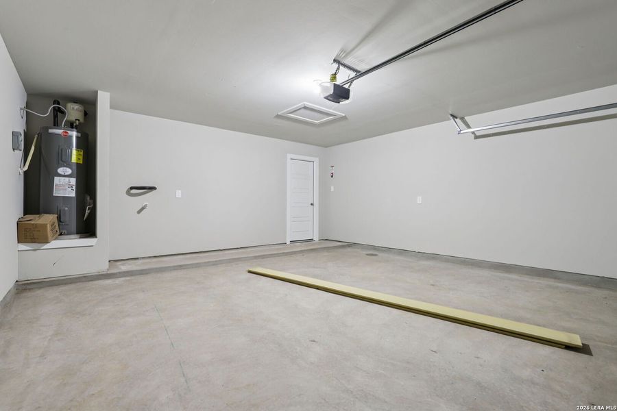 Spacious, unfurnished interior of a new home in Lark Canyon, New Braunfels (Image 43). Spacious, unfurnished interior of a new home in Lark Canyon, New Braunfels (Image 43).