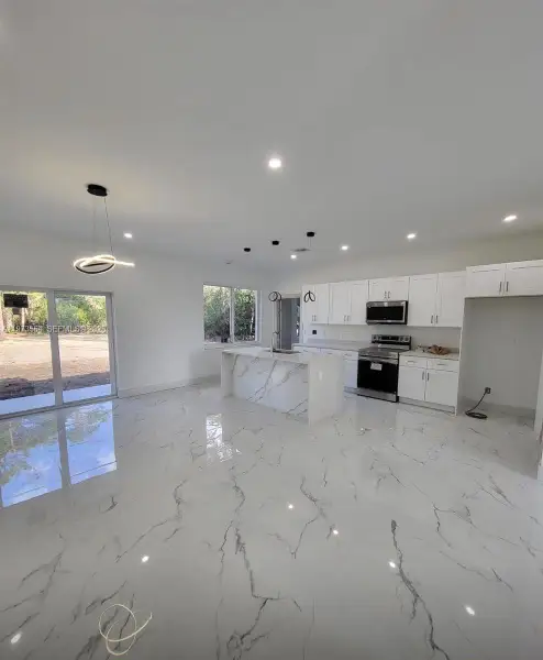 Spacious, unfurnished interior of a new home in , Lehigh Acres (Image 4).